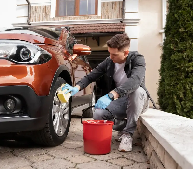 Lavage auto à domicile Saint-Laurent-du-Verdon : professionnel intervenant sur un véhicule